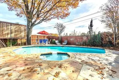 Image de Beautiful House With Hot Tub and Pool