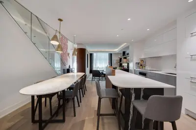 Image de 2 Story Luxury Townhome In Entertainment District