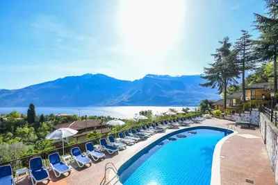 Image de Appartement de vacances avec balcon ou terrasse, climatisation et piscine