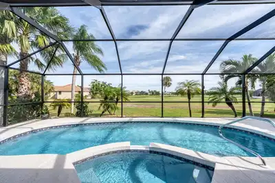 Image de New Seasonal Availability- 3 Bedroom, Pool Home on Golf Course; private putting hole!