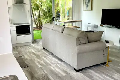 Image de Kick back and relax in this calm, quiet and stylish space on the Fraser Coast.