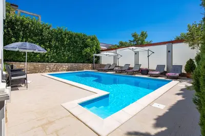 Image de Family House Rose with Pool, Pinezići, Croatia