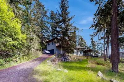 Image de Waterview dog-friendly retreat with beach access, hot tub, and large deck