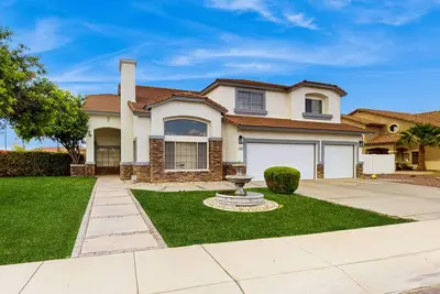 Image de Luxury home with pool & pool spa, ping-pong, fire pit, & Bbq grill - dogs ok
