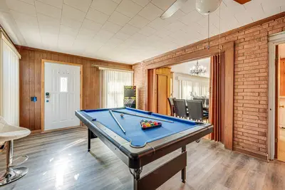 Image de Spacious Lexington Abode w/ Pool Table & Fireplace