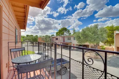 Image de < 1/2 Mi to Trail Dust Town: Retreat w/ Peak Views