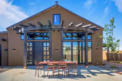 Image de Not So Lamy | Artistic Retreat with Mountain Views