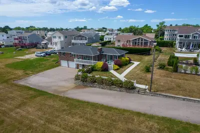 Image de Ocean views, two minute walk to beach!