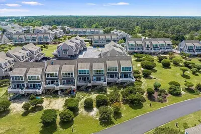 Image de Waterfront town home, community pool!