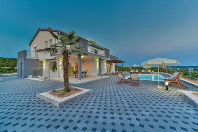 Image de Villa de luxe avec piscine et terrasse