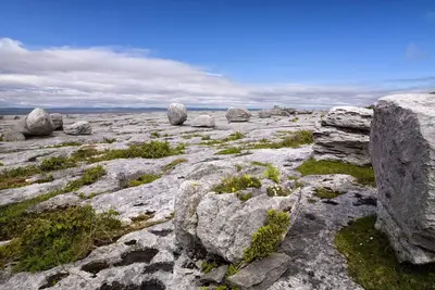 Image de Detached cottage overlooking lake in Connemara