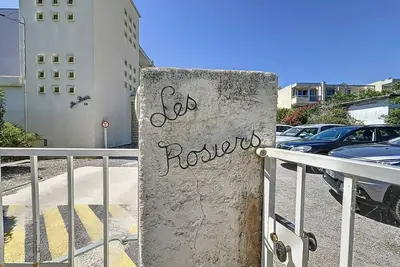 Image de Appartement T2 avec Terrasse - Accès Direct Plage des Lecques, Parking, Équipé pour 2-4 Personnes