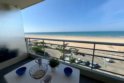 Image de Superbe studio avec alcôve rénové près de la mer