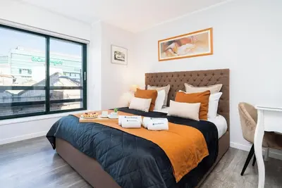 Image de Elegant Flat w/ Balcony | Ace Location by HostWise