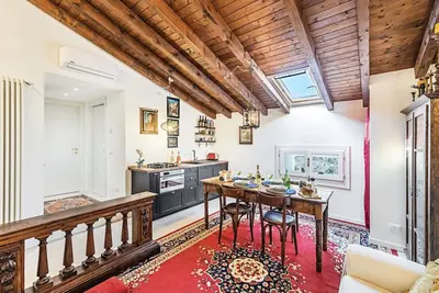 Image de Appartamento all'italiana immerso nel passato. Raggiungi in pochi passi il lago!