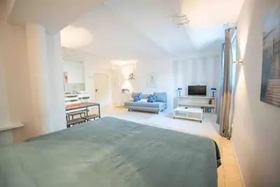 Image de King-size bed / near city & Alster / quiet