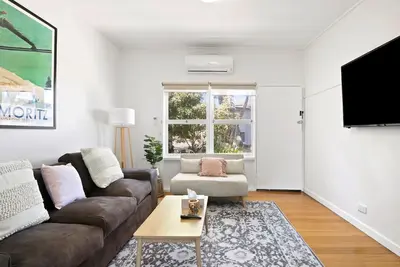 Beach Shack: 2  Br, 1  Ba Duplex in Torquay, Sleeps 4