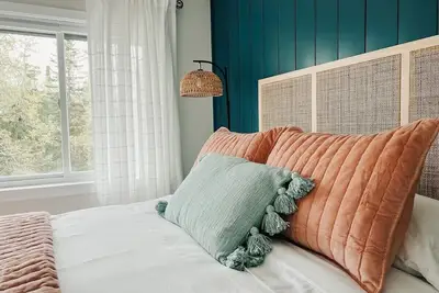 Image de Cheery Coastal-Themed Condo