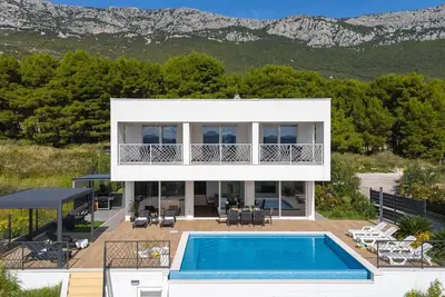 Image de 4-bedroom villa with private swimming pool located only 10km from town Split