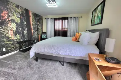 Image de Base Camp-6. 5 blocks to Iu Campus & downtown, 3 Kings, Bicycles, Fence\n\n