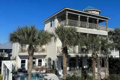 Image de Family fun by the beach! 5500 sq ft with 5 BRs, 5 baths, game room, heated pool