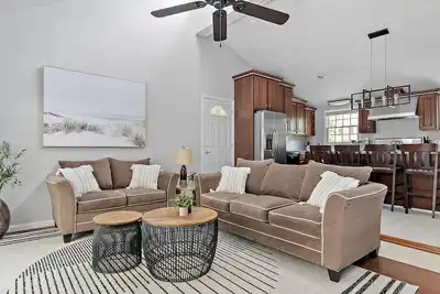 Image de Nautical Ocean State Narragansett Home