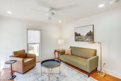 Image de 2 Mi to Tyler Rose Garden: Vibrant Apartment!
