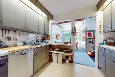 Image de Picturesque, Euro-style ski chalet with beautiful setting, deck & fireplace