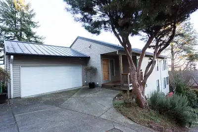 Posh Penthouse with Mountain & River Views