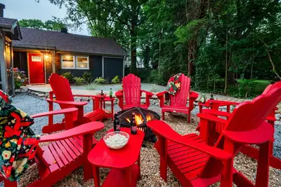 Luxe Wolfpack Retreat: Walk to Nc State, Shops, Dining+Firepit, Cornhole & More!