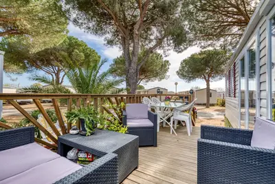 Image de Mobile Home \"Tout Confort\" avec piscine partagée et terrasse privée