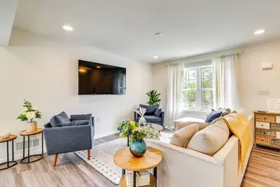 Image de 5 Mi to Lake: Modern Tobyhanna Retreat!