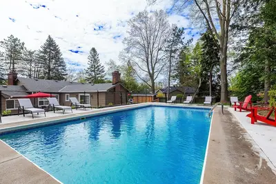 Image de Modern 6 Bedroom/3 Bath Pool Home Near the Lake