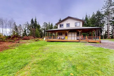 Image de Coastal acreage with wrap-around deck & furnished patio - great location