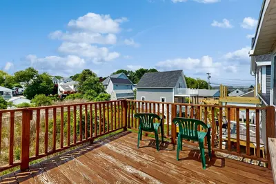 Image de Sun-filled & serene coastal retreat with deck & stunning ocean views - near golf