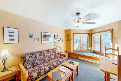 Slopeside condo with seasonal pool & year-round hot tub access - walk to lifts