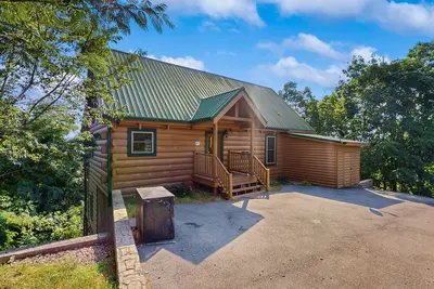 Image de Cabin w/ free attraction tickets, decks, hot tub, & views - near golf & skiing