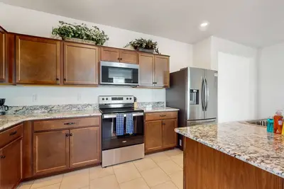 Image de Newly built home with enclosed yard, effortless flow, streaming, W\/D, & Ac
