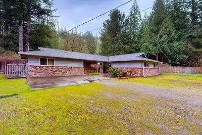 Image de Lakefront home with private dock, lake views, firepit, & wood stove