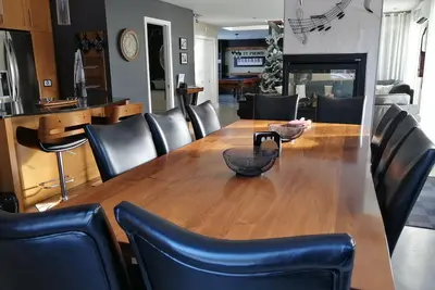 Image de Chalet Le St-Phonie, l'harmonie entre une chalet, un boisé, une rivière.