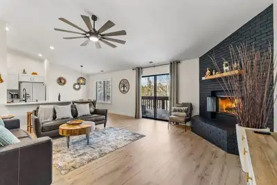 Image de Cozy Retreat in Pines Mins/Downtown!