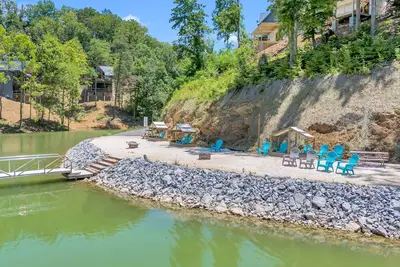Image de Contemporary forest-view cabin with deck, central Ac, & free attraction tickets
