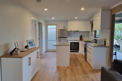 Image de Freshly renovated interior, only a short walk to boat ramp & Fig & The Bay Cafe