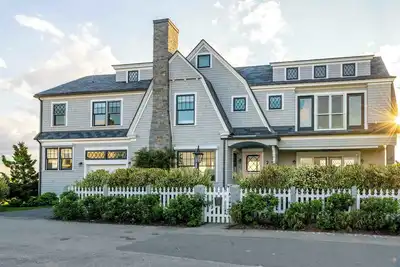 Image de Luxury oceanfront 5 bedroom, 5. 5 bath private dock overlooking Mothers Beach!