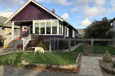 Image de Dog friendly space in West Seattle for up to 4 people.