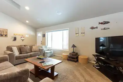 Image de Fantastic Single Level Lodge Style Retreat, Pet Friendly, Hot Tub, Close to Park, Trails, and River