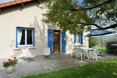 Image de Gîte Familial et Confortable avec Jardin, Cheminée et Proximité Nature - Animaux Acceptés