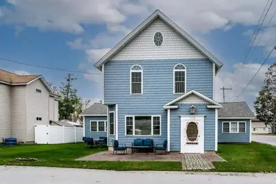 Luxurious 5 Br Home in the Heart of Sylvan Beach!