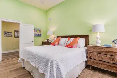 Image de Gadsden Hideaway: Historic Downtown Luxury in East Hill Preservation District