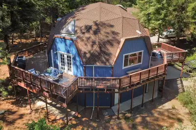 Image de Avery Dome Cabin is a private three-story geodesic nestled in 5-acres of forest.